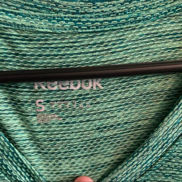 LOT of 2 Reebok V-Neck Workout Tee Shirts Size Small - Picture 5 of 11